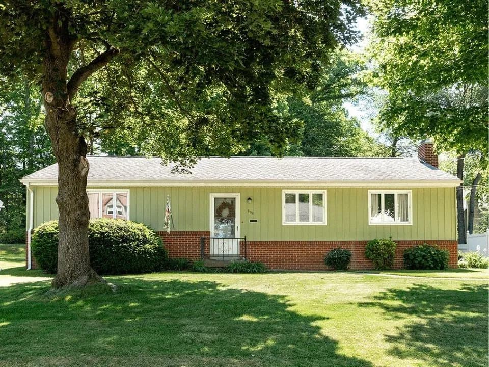 A ranch style home exterior in Grove City, Pennsylvania